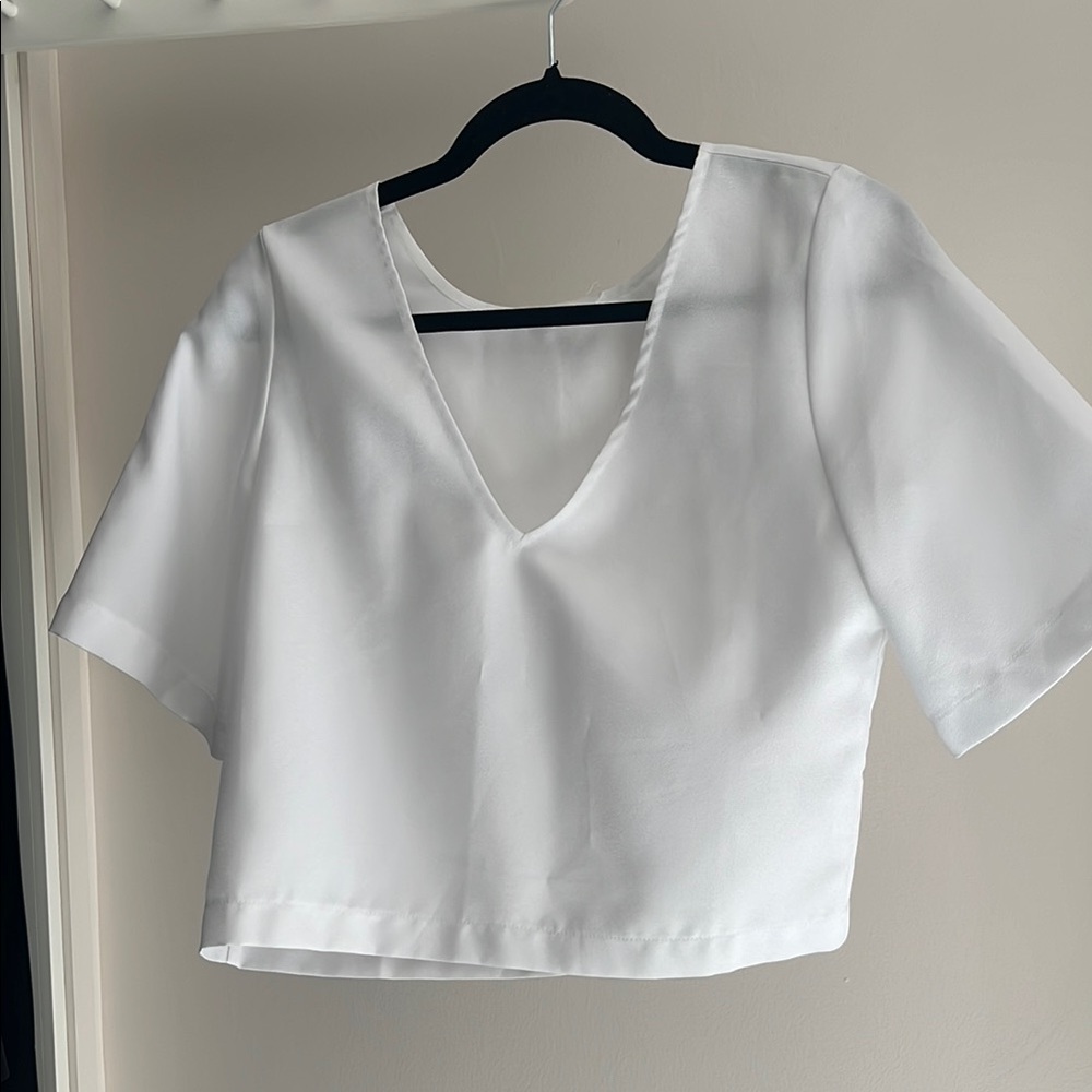 VETTA Reversible White Cropped Blouse with V-Neck and Short Sleeves